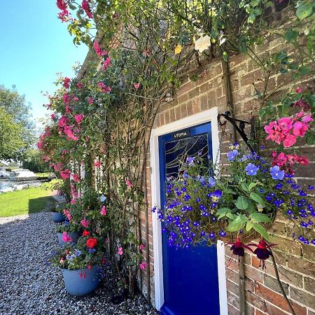 Adorable Two Bed Norfolk Broads Holiday Home - River Views With Moorings & Fishing Stalham Εξωτερικό φωτογραφία