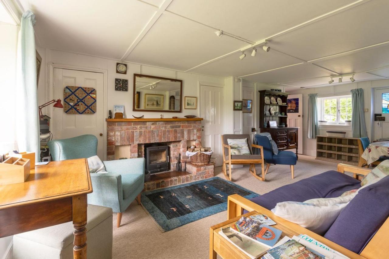 Adorable Two Bed Norfolk Broads Holiday Home - River Views With Moorings & Fishing Stalham Εξωτερικό φωτογραφία