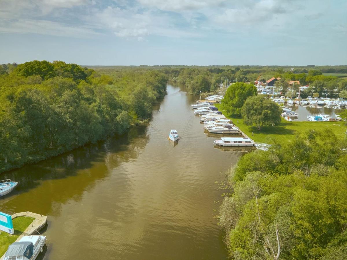 Adorable Two Bed Norfolk Broads Holiday Home - River Views With Moorings & Fishing Stalham Εξωτερικό φωτογραφία