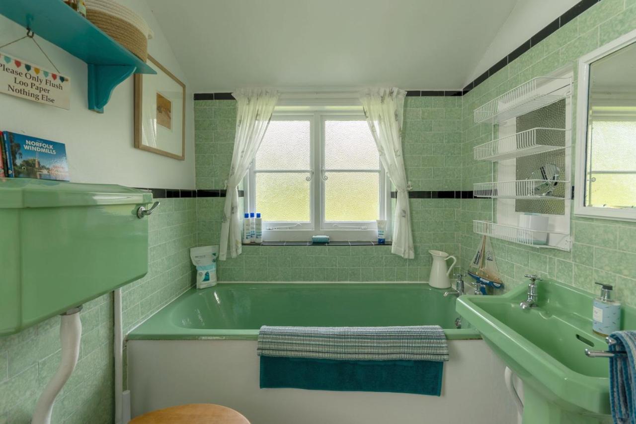 Adorable Two Bed Norfolk Broads Holiday Home - River Views With Moorings & Fishing Stalham Εξωτερικό φωτογραφία
