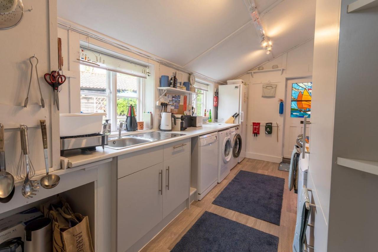 Adorable Two Bed Norfolk Broads Holiday Home - River Views With Moorings & Fishing Stalham Εξωτερικό φωτογραφία