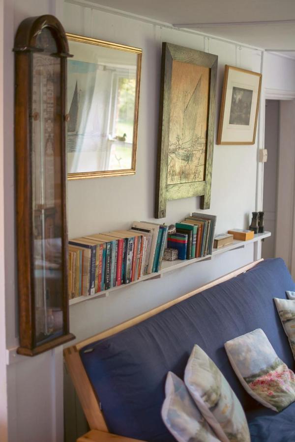 Adorable Two Bed Norfolk Broads Holiday Home - River Views With Moorings & Fishing Stalham Εξωτερικό φωτογραφία