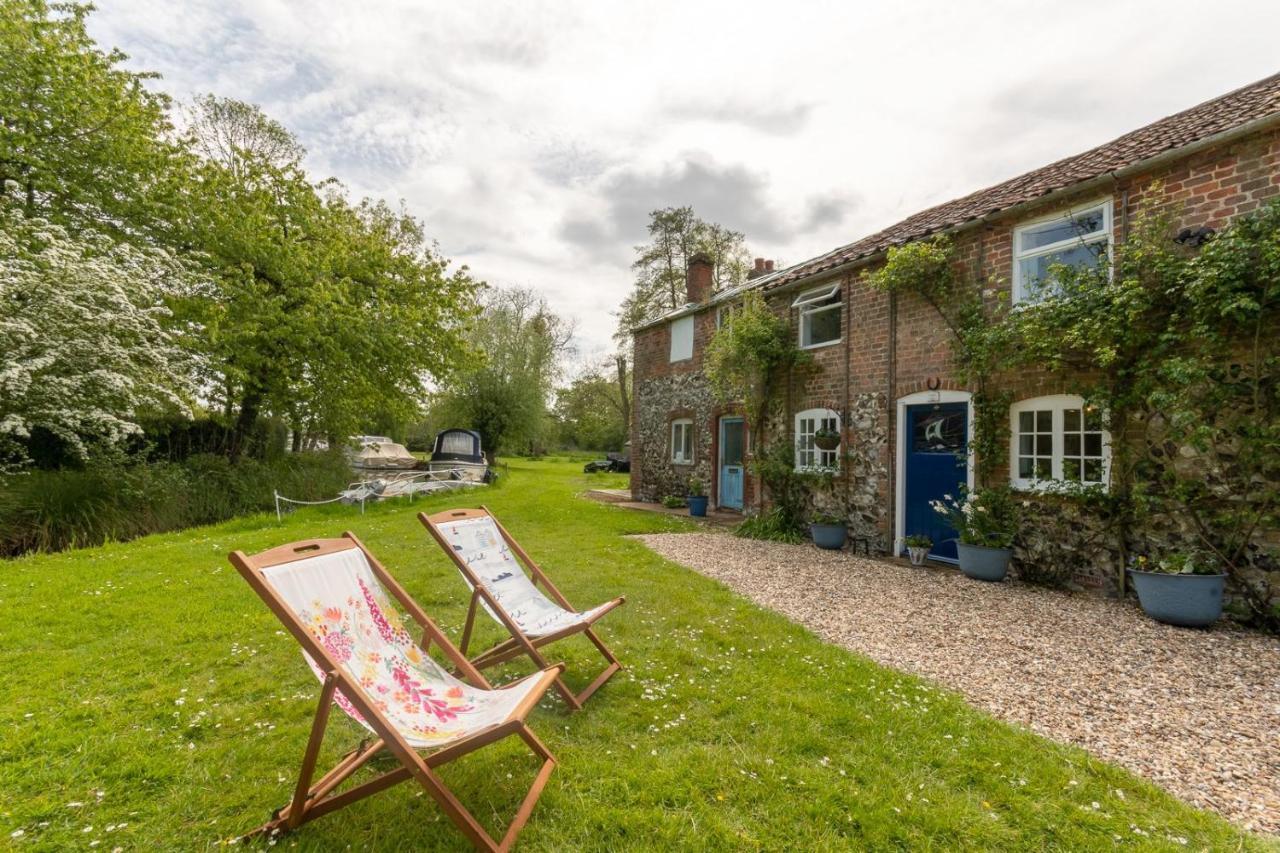 Adorable Two Bed Norfolk Broads Holiday Home - River Views With Moorings & Fishing Stalham Εξωτερικό φωτογραφία