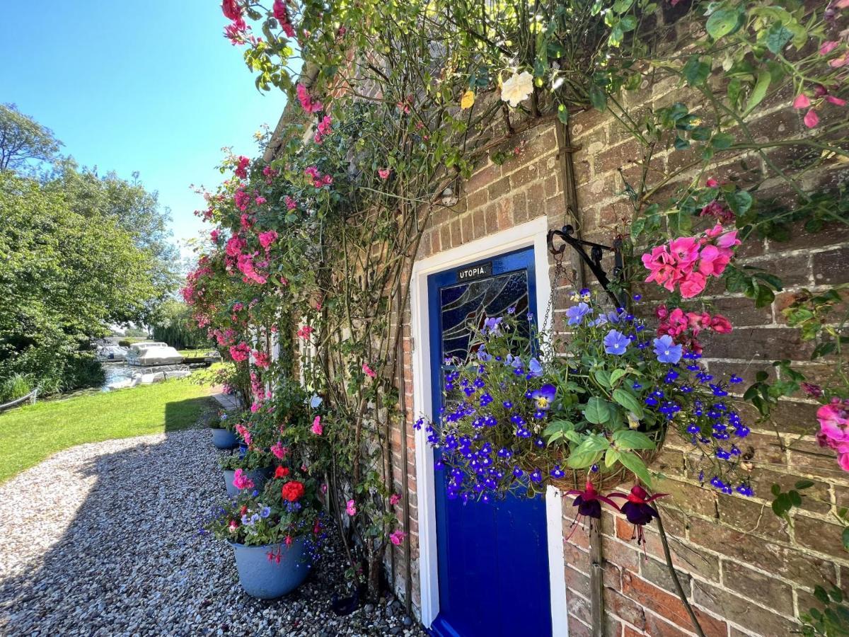 Adorable Two Bed Norfolk Broads Holiday Home - River Views With Moorings & Fishing Stalham Εξωτερικό φωτογραφία