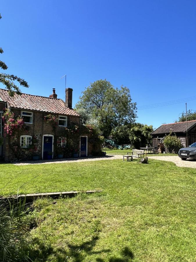 Adorable Two Bed Norfolk Broads Holiday Home - River Views With Moorings & Fishing Stalham Εξωτερικό φωτογραφία