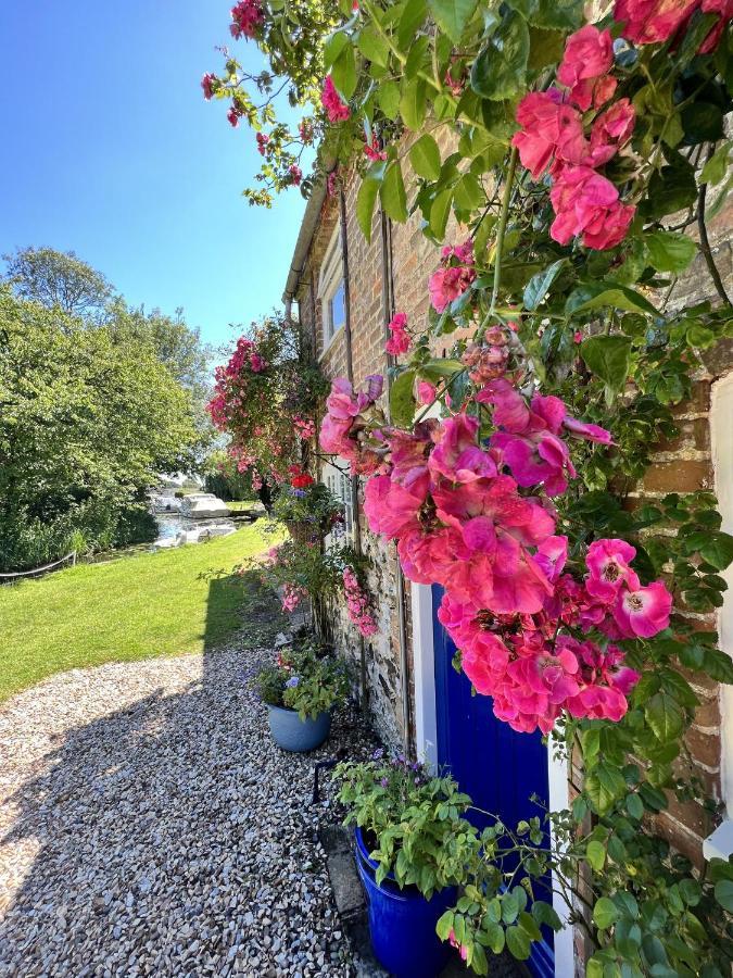 Adorable Two Bed Norfolk Broads Holiday Home - River Views With Moorings & Fishing Stalham Εξωτερικό φωτογραφία