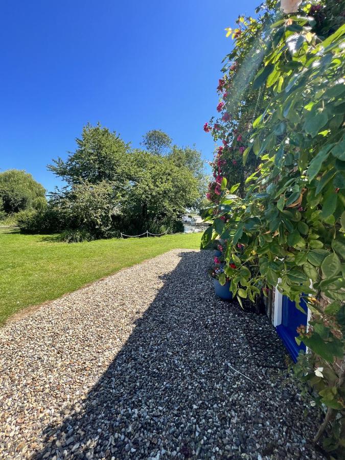 Adorable Two Bed Norfolk Broads Holiday Home - River Views With Moorings & Fishing Stalham Εξωτερικό φωτογραφία