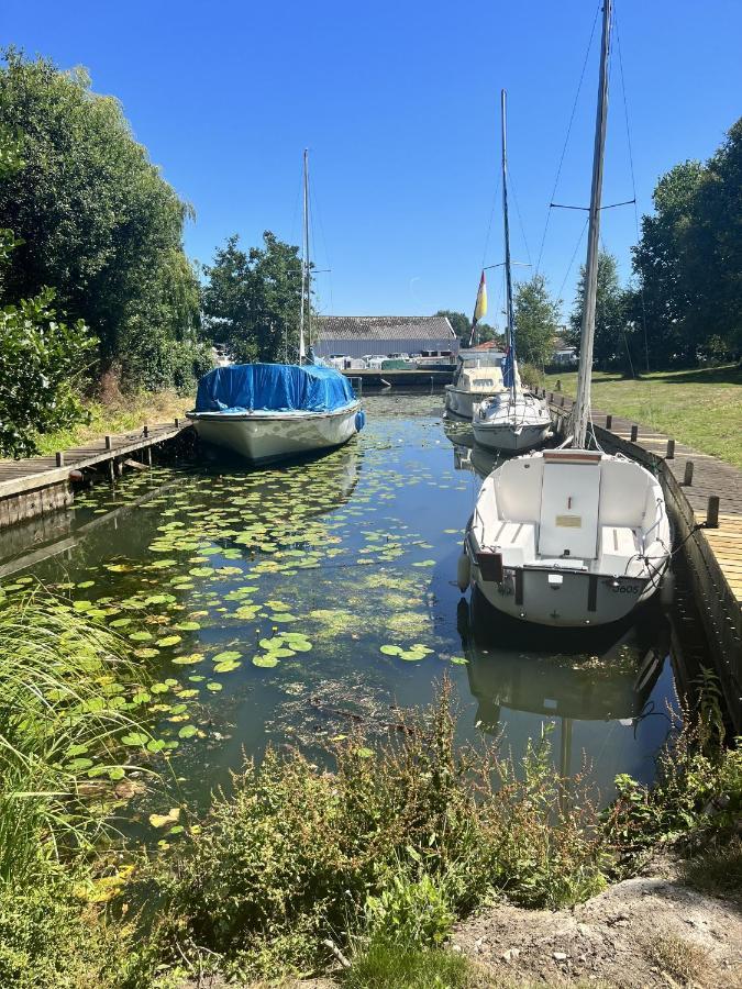 Adorable Two Bed Norfolk Broads Holiday Home - River Views With Moorings & Fishing Stalham Εξωτερικό φωτογραφία