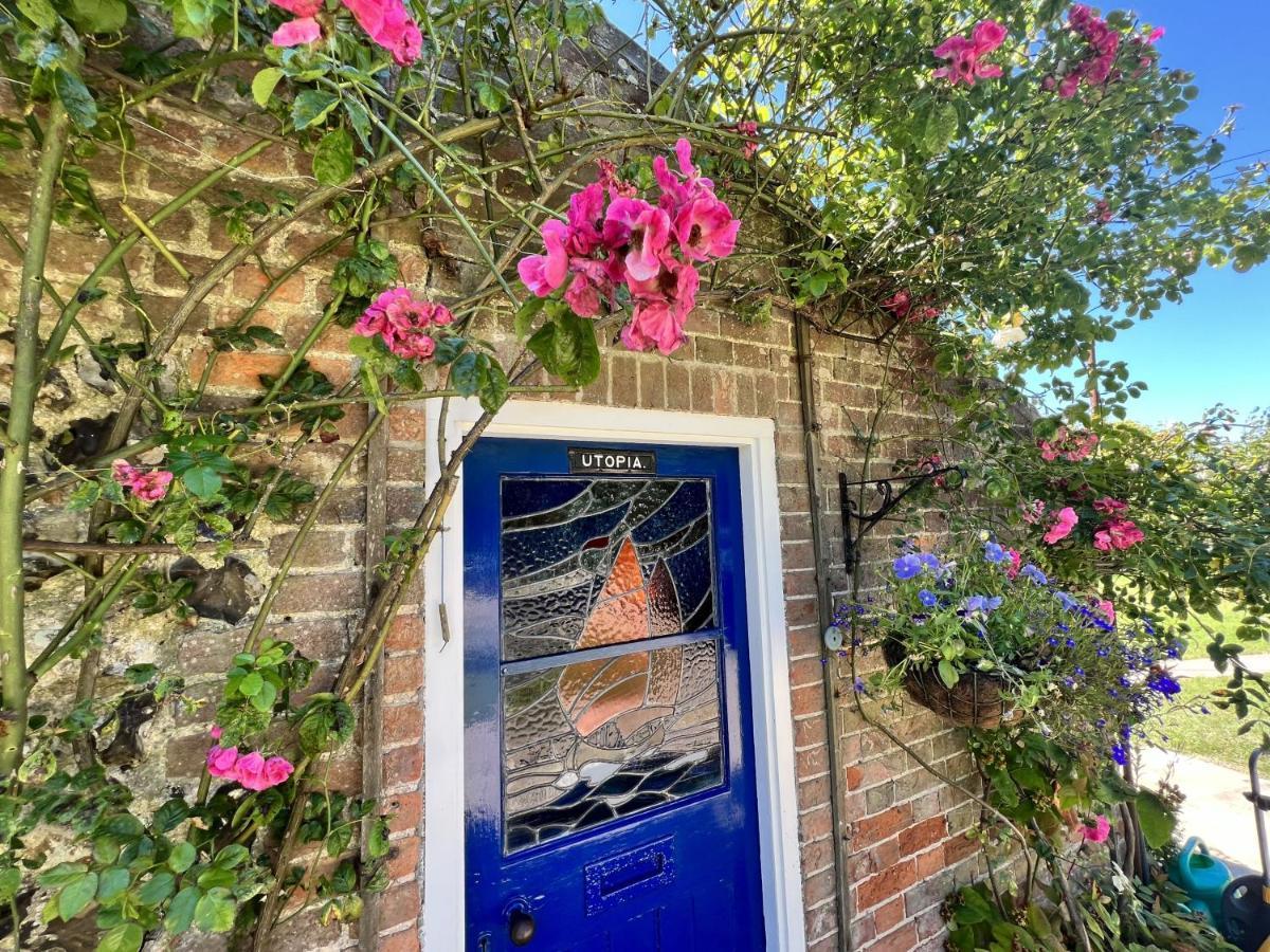 Adorable Two Bed Norfolk Broads Holiday Home - River Views With Moorings & Fishing Stalham Εξωτερικό φωτογραφία