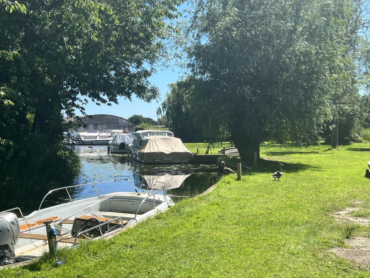 Adorable Two Bed Norfolk Broads Holiday Home - River Views With Moorings & Fishing Stalham Εξωτερικό φωτογραφία