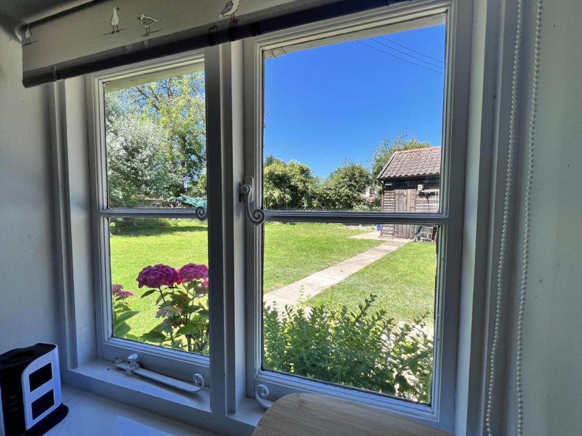 Adorable Two Bed Norfolk Broads Holiday Home - River Views With Moorings & Fishing Stalham Εξωτερικό φωτογραφία