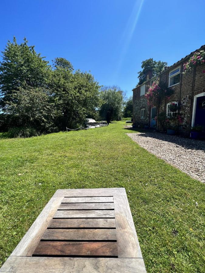 Adorable Two Bed Norfolk Broads Holiday Home - River Views With Moorings & Fishing Stalham Εξωτερικό φωτογραφία