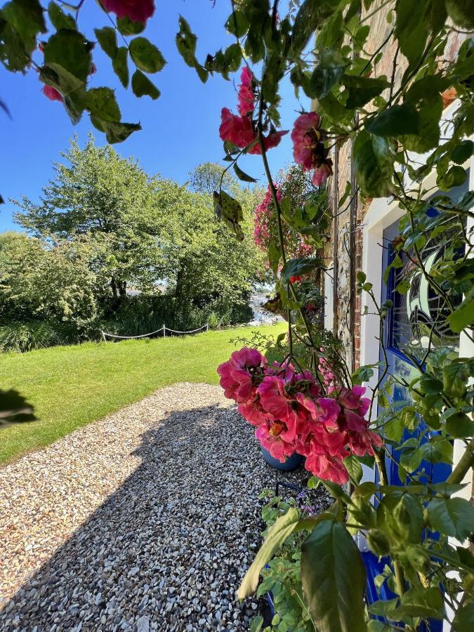 Adorable Two Bed Norfolk Broads Holiday Home - River Views With Moorings & Fishing Stalham Εξωτερικό φωτογραφία