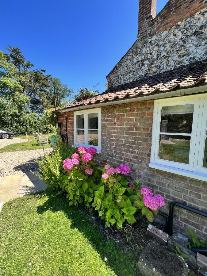 Adorable Two Bed Norfolk Broads Holiday Home - River Views With Moorings & Fishing Stalham Εξωτερικό φωτογραφία